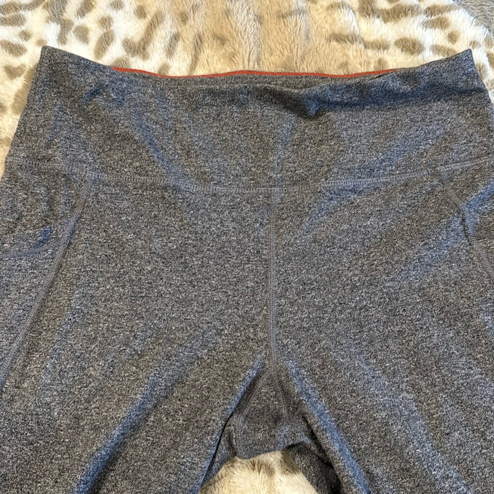 Large Calvin Klein performance leggings with pockets cropped
